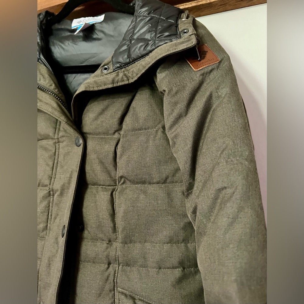Like New Columbia women’s puffy down coat w/leather accents olive green sz. XS - Picture 2 of 7